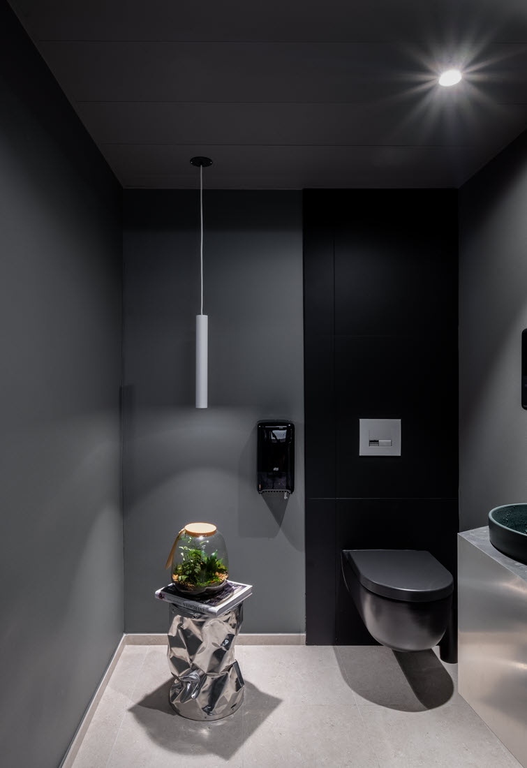 Contrasterende grijs-zwarte combinatie met MDF-panelen in het toilet.